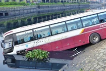 TP.HCM: Xe khách 50 chỗ lao thẳng xuống kênh Tàu Hủ - Bến Nghé