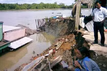 Hàng loạt nhà sụt xuống sông ở Sài Gòn, dân tháo chạy tán loạn