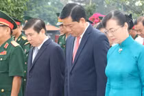 Bí thư TP HCM Đinh La Thăng viếng nghĩa trang thành phố