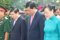 Bí thư TP HCM Đinh La Thăng viếng nghĩa trang thành phố