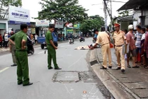 TPHCM: Kinh hoàng giây phút xe tải ôm cua cán chết người