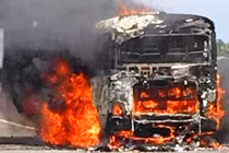 TPHCM: Xe khách cháy dữ dội trên cao tốc, 30 người suýt chết