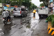 Người đàn ông ngã xe tử vong khi tránh em bé qua đường