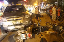 Người mặc sắc phục công an lái ô tô tông hàng loạt xe máy