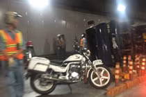 Xe tải văng bánh, lật ngang giữa hầm vượt sông Sài Gòn