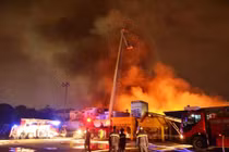 Cận cảnh 200 cảnh sát chữa cháy kho hàng xuyên đêm ở Sài Gòn