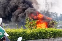 Suýt thành “”đuốc sống”” vì chở 2 can xăng bằng…xe máy