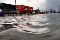 Cửa ngõ Sài Gòn hỗn loạn sau cơn mưa như trút nước