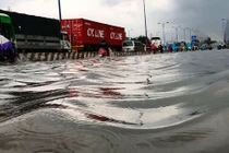 Cửa ngõ Sài Gòn hỗn loạn sau cơn mưa như trút nước