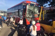 Tài xế xe giường nằm "làm trò mèo" sau khi gây tai nạn trên QL1