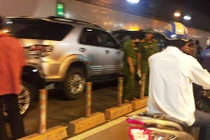 Hiện trường tai nạn liên hoàn trong hầm Thủ Thiêm, Audi A8 hỏng nặng