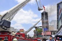 Lửa cháy ngùn ngụt nhà 5 tầng gần chợ hóa chất lớn nhất Sài Gòn