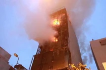 TP.HCM: 8 xe máy cháy rụi trong căn nhà có nhiều người mắc kẹt