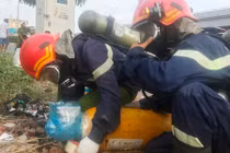 Sài Gòn: 2 bình khí lạ xả mùi hôi nồng nặc trên tuyến nội ô