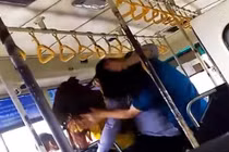 TPHCM: Phát hoảng cảnh hành khách "kịch chiến" nhân viên xe bus