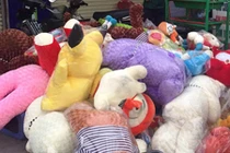 Hàng trăm gấu bông Valentine phút chốc làm quà cho “bà hoả”