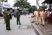 TPHCM: Kinh hoàng giây phút xe tải ôm cua cán chết người