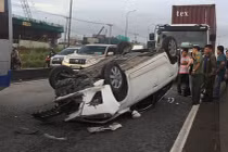 Đôi nam nữ kêu cứu thảm thiết trong ô tô 