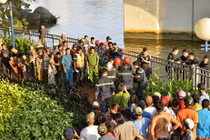 Hai thanh niên đi xe máy rơi xuống kênh, 1 người chết