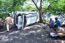 3 nạn nhân Việt kiều kêu cứu vì ôtô gặp nạn trên… đỉnh núi