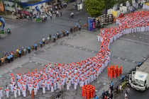 Hàng nghìn nữ sinh mặc áo dài xếp hình bản đồ Việt Nam 