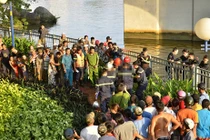 Hai thanh niên đi xe máy rơi xuống kênh, 1 người chết