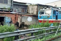 Hy hữu: Đứt ống hơi, nhiều toa tàu rơi rụng giữa phố