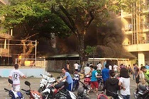 TP HCM: Nhà xe ký túc xá ĐH Y Dược bốc cháy dữ dội