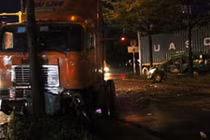 Tài xế chết thảm trong chiếc taxi bị xe container đâm bẹp