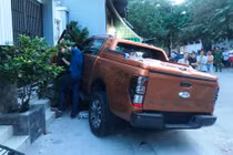 Ôtô tông chết 1 phụ nữ, kéo lê hàng loạt xe máy trên đường