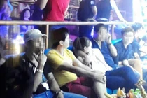 Dân chơi tháo chạy khi cảnh sát ập vào quán bar trung tâm Sài Gòn