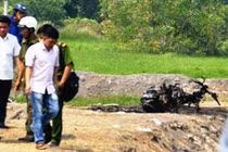 Thi thể đàn ông cháy đen cạnh xe tay ga giữa đường làng