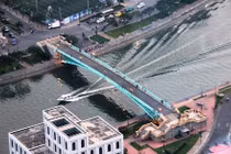 Cầu bộ hành hơn 120 tuổi ở TPHCM bị nứt