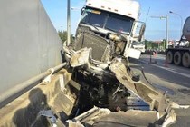 “Đua” xe đạp trên đại lộ, 2 người bị container tông thương vong