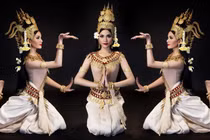 Trương Thị May diện trang phục truyền thống nhảy điệu Apsara