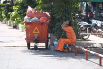 Ảnh: Người Sài Gòn khốn đốn vì nắng nóng như đổ lửa