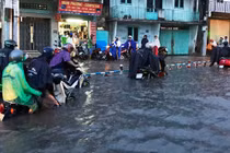 Người Sài Gòn khốn đốn vì ngập lụt, kẹt xe do mưa trái mùa