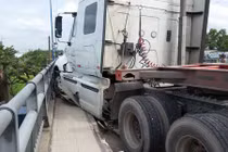 Ảnh: Suýt xảy ra tai nạn kinh hoàng xe container lao xuống cầu ở SG