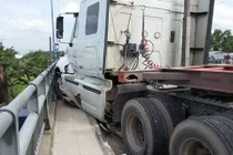 Ảnh: Suýt xảy ra tai nạn kinh hoàng xe container lao xuống cầu ở SG