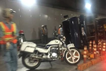 Xe tải văng bánh, lật ngang giữa hầm vượt sông Sài Gòn