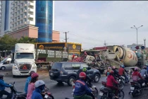 2 xe tải tông trực diện, tài xế, phụ xe chết kẹt trong cabin