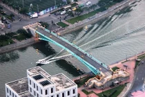 Cầu bộ hành hơn 120 tuổi ở TPHCM bị nứt