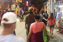 TPHCM: Nổ 2 phát súng, bắt đối tượng dùng dao chống trả CA