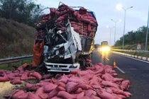 Tài xế và phụ xe tải kêu cứu thảm thiết trên cao tốc HLD
