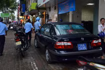 Ảnh: Ông Đoàn Ngọc Hải “tóm” xe biển xanh, phạt 700.000 đồng