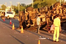 TPHCM: Hy hữu ô tô con “hất” bay xe tải