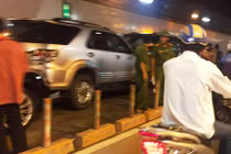 Hiện trường tai nạn liên hoàn trong hầm Thủ Thiêm, Audi A8 hỏng nặng