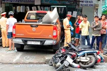Ảnh: Xe bán tải càn quét, cuốn nhiều người và xe vào gầm ở Sài Gòn