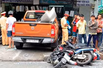 Ảnh: Xe bán tải càn quét, cuốn nhiều người và xe vào gầm ở Sài Gòn