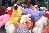 Hàng trăm gấu bông Valentine phút chốc làm quà cho “bà hoả”